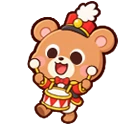 戴红色帽子、穿演出服的小熊演员